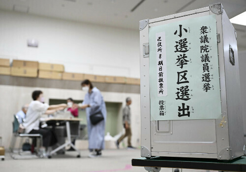 衆院選が公示され、開設された期日前投票所（１６日午前、東京都杉並区で）＝帖地洸平撮影