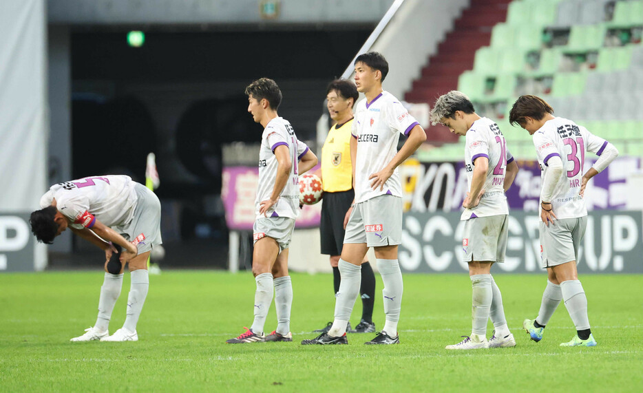 天皇杯サッカー・神戸―京都。決勝進出を逃し、肩を落とす京都イレブン＝２７日、ノエビアスタジアム神戸