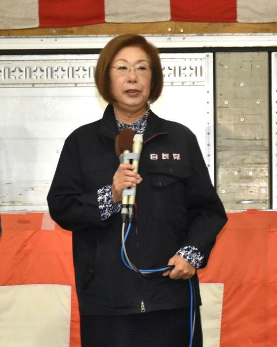 小選挙区で議席を失い、敗戦の弁を述べる永岡桂子氏=27日午後10時43分、古河市仁連