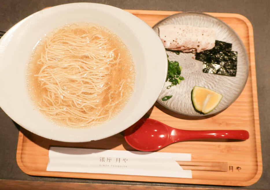 『銀座月や』の「クリア豚骨」 最近、豚骨清湯ラーメンが徐々に人気を獲得しつつある　撮影／かずあっきぃ