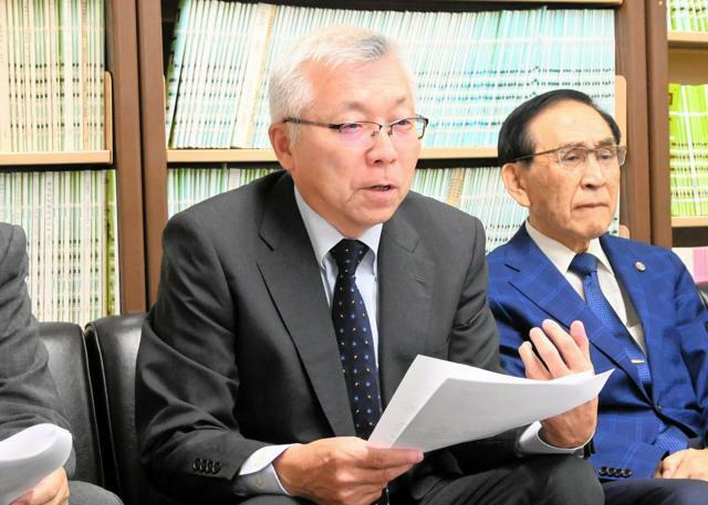 DNA型抹消訴訟をめぐり警察庁からの回答を受け、会見で話す原告の奥田恭正さん（左）=2024年10月11日、名古屋市中区、渡辺杏果撮影