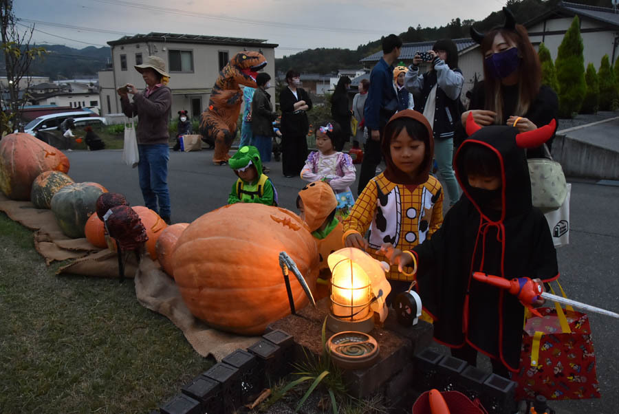 ゴール地点の装飾に見入る子どもたち（川路で）