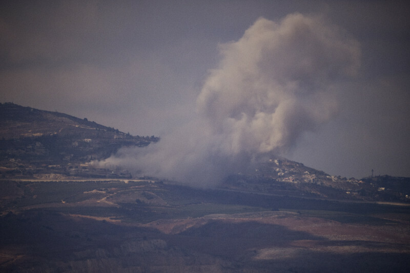 イスラエル軍の戦闘が続くレバノン南部から立ち上る黒煙＝イスラエル北部で2024年10月17日、AP