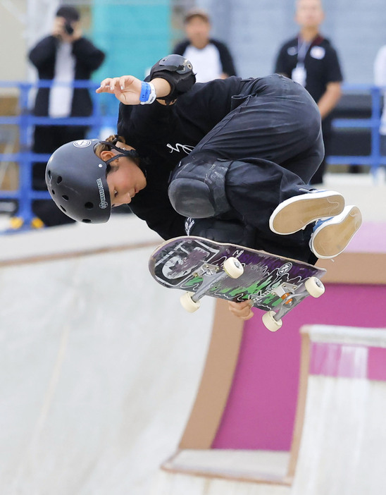 女子で優勝した菅原芽依＝ライブドア・アーバンスポーツパーク