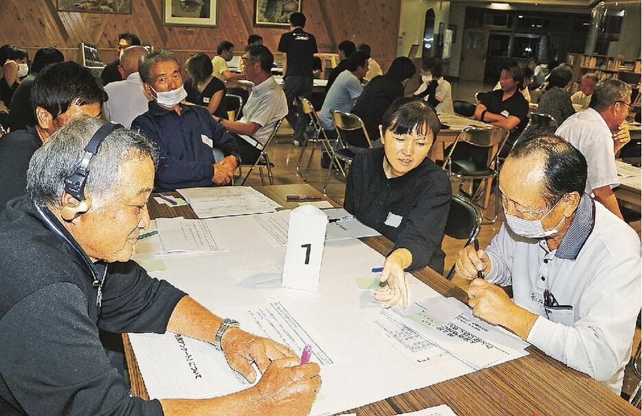 会の名前についてアイデアを出し合う上芳養地区の住民有志ら（和歌山県田辺市上芳養で）