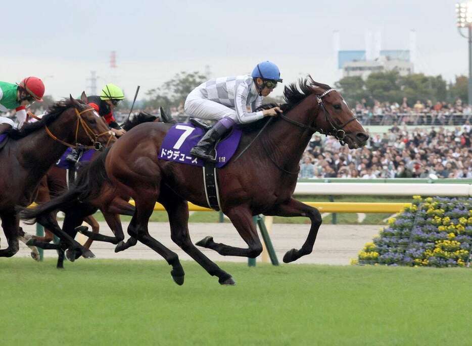 天皇賞・秋を制したドウデュースと武豊騎手＝東京競馬場（撮影・塩浦孝明）