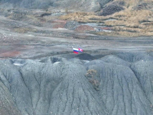 親ロシア派のテレグラムアカウントが掲載したロシアと北朝鮮の国旗の写真（「Z作戦―ロシア春の軍事特派員」より）＝（聯合ニュース）≪転載・転用禁止≫