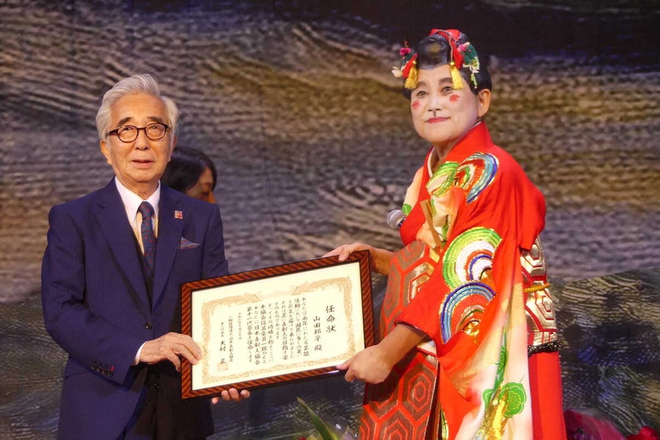 大村崑（左）から任命状を受け取る山田邦子（撮影・塩野　遥寿）