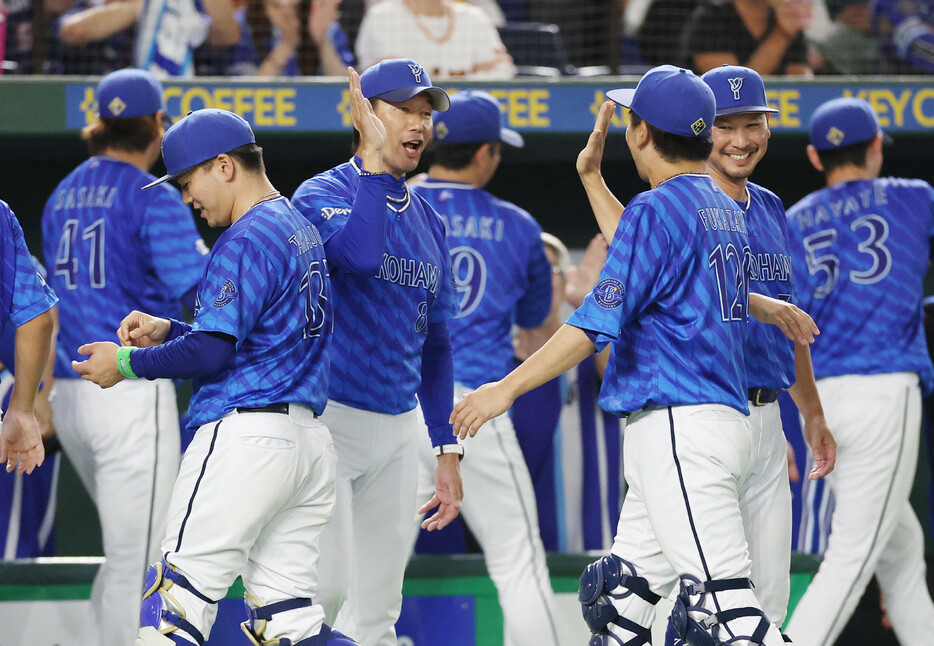 巨人に勝利し、喜ぶＤｅＮＡナイン。中央左は三浦監督＝１８日、東京ドーム