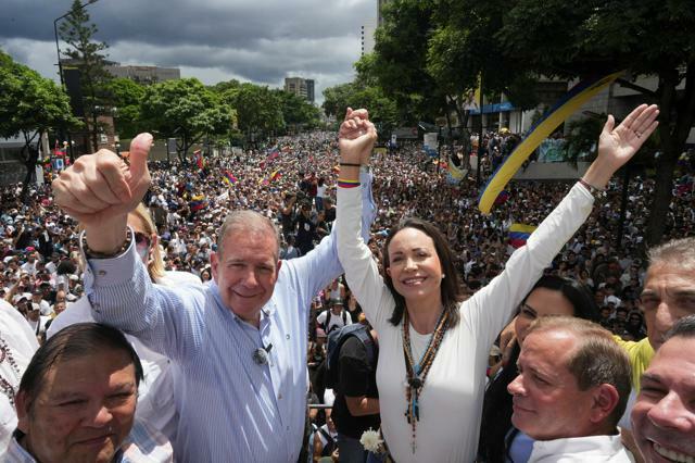 ベネズエラの首都カラカスで2024年7月30日、支援者の前に立つエドムンド・ゴンサレス氏（中央左）とマリア・マチャド氏（中央右）=ロイター