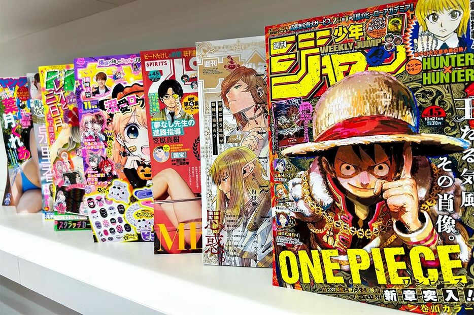 書店には今も数多くの紙のマンガ雑誌が並ぶが、販売部数は下降の一途をたどっている　ニッポンドットコム編集部撮影