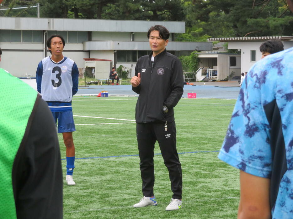 練習に臨む東京学芸大学蹴球部岩政大樹コーチ（撮影・佐藤成）