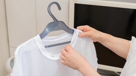 今回はカレー染みの付いたTシャツの洗い方。どんな裏ワザがあるのでしょう（写真：ニングル／PIXTA）