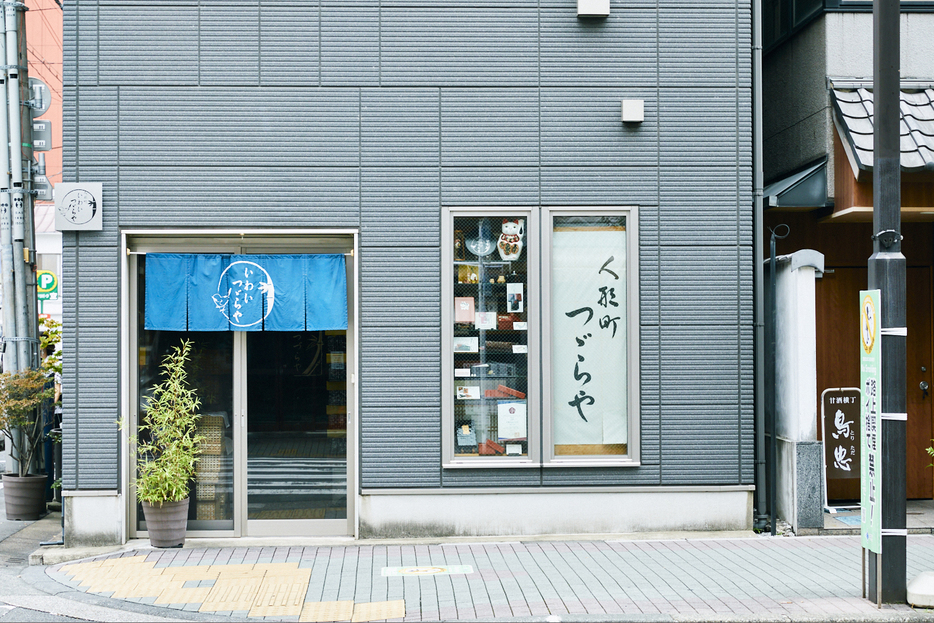 明治座まで続く「目抜き通り」ともいえる「甘酒横丁」を散策してみると、“東京で最後”のつづらの専門店『岩井つづら屋』が見えてくる。