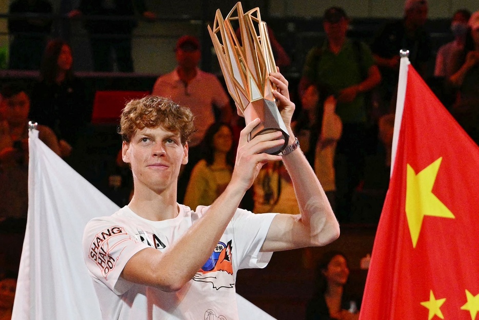 男子テニス、上海マスターズ、シングルス決勝。トロフィーを掲げて優勝を喜ぶヤニック・シナー（2024年10月13日撮影）。【翻訳編集】 AFPBB News