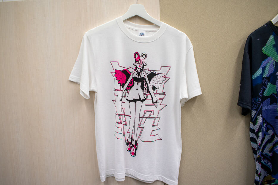 コスパ「ワンピース」Tシャツ image by: FASHIONSNAP