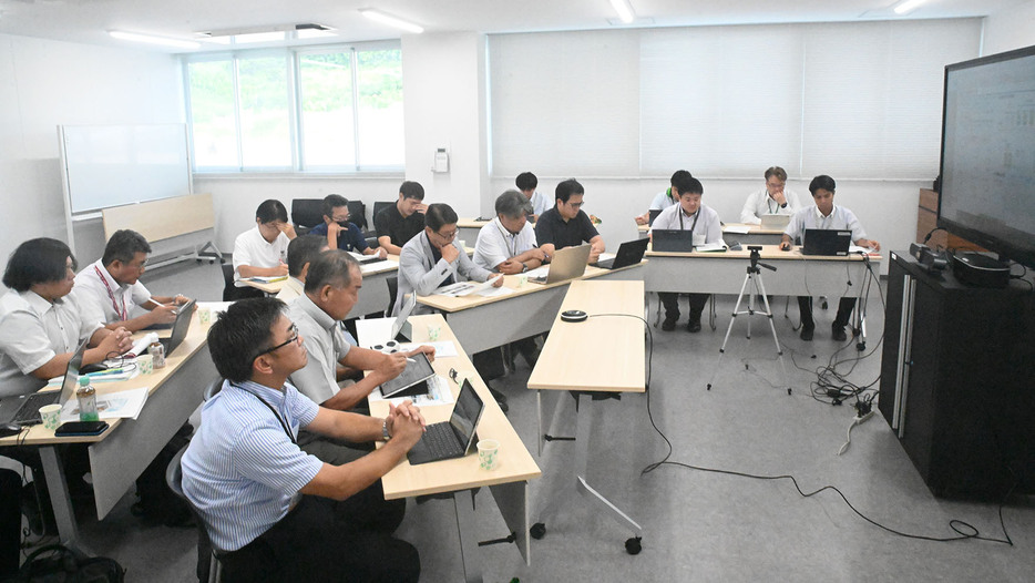 事業の進捗状況を確認した参加者ら（23日、知名町役場）