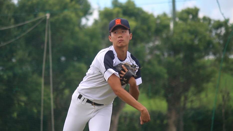 キャッチボールをする中村 奈一輝内野手