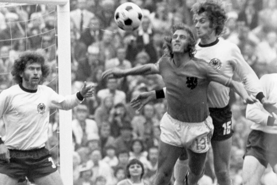 1974年W杯決勝のドイツ戦で競り合うオランダ代表のヨハン・ニースケンスさん（右から2番目）＝ミュンヘン（AP＝共同）