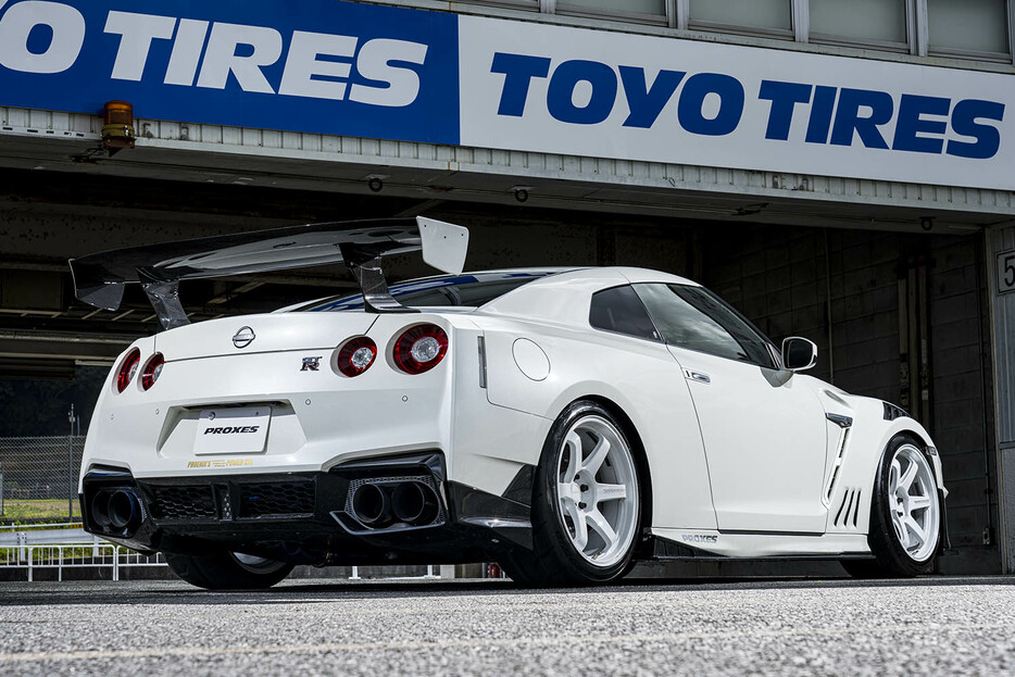 日産R35 GT-R tuned byフェニックスパワー：排気系はTRUSTのサクションパイプ／キャタライザー、RH9オリジナルのチタンマフラーという組み合わせ。フロントフェンダーはトップシークレット