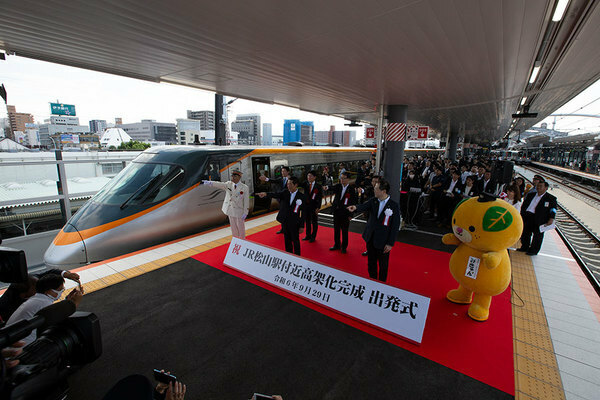 新駅初日の11時23分8000系リニューアル車「しおかぜ・いしづち6号」で出発式が行われた（坪内政美撮影）。