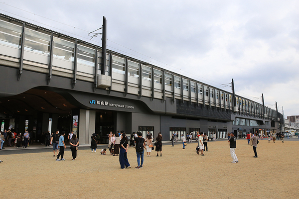 新たに新設された西口はまだまた発展途中。今後は商業施設やホールの建設が計画されている（坪内政美撮影）。