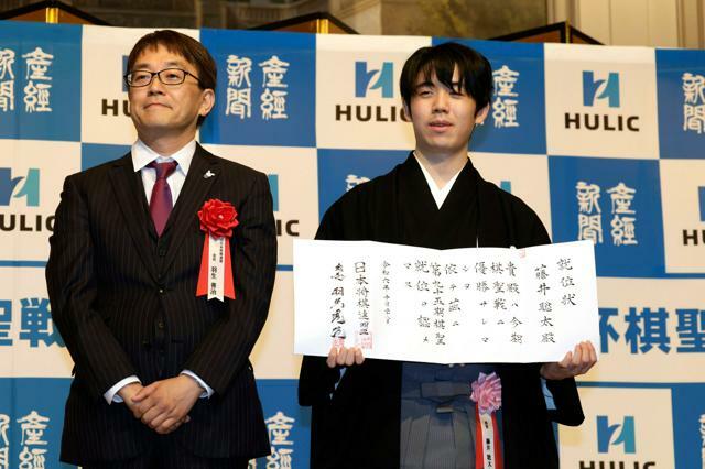 棋聖就位式で就位状を持つ藤井聡太棋聖（右）と日本将棋連盟の羽生善治会長=2024年10月28日午後2時21分、東京都港区、小林正明撮影