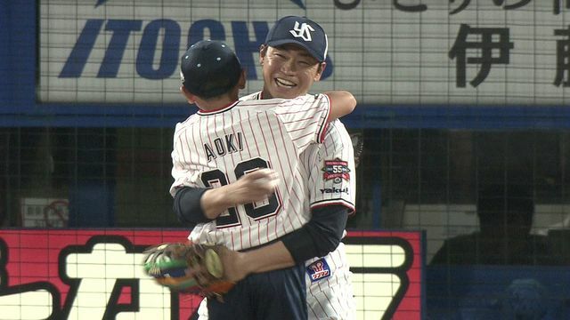 始球式に登場した息子と抱き合うヤクルト青木宣親選手