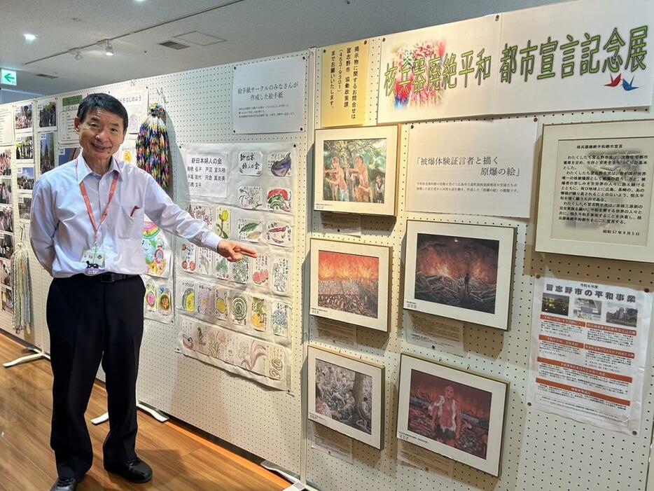 核兵器廃絶平和都市宣言記念展の前の関館長