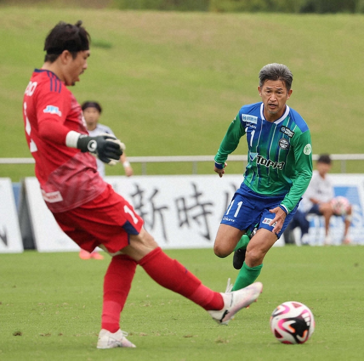 ＜鈴鹿・仙台＞後半開始から仙台GKの佐川（左）にプレッシャーをかけるカズ（撮影・長嶋　久樹）