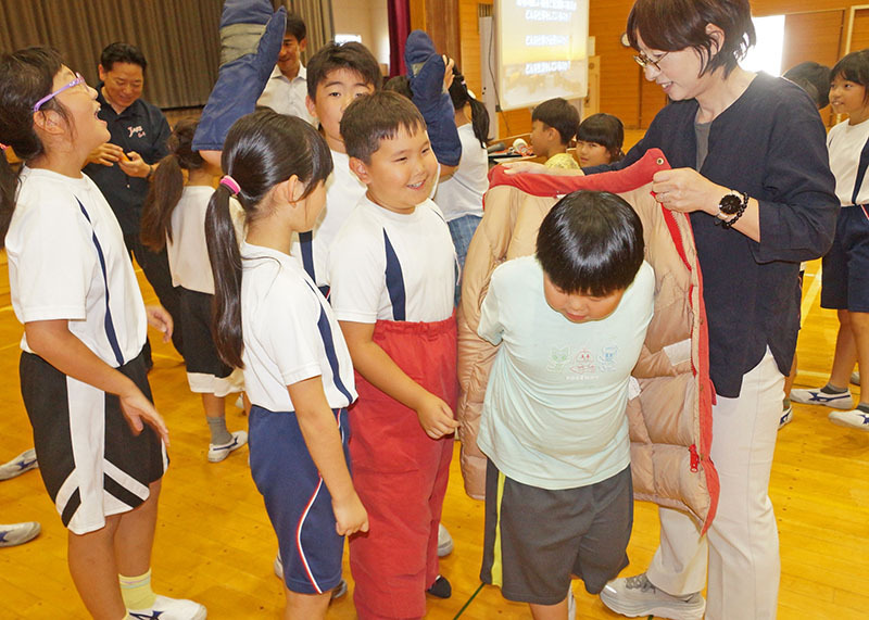 防寒着の着用体験などが行われた南極クラス