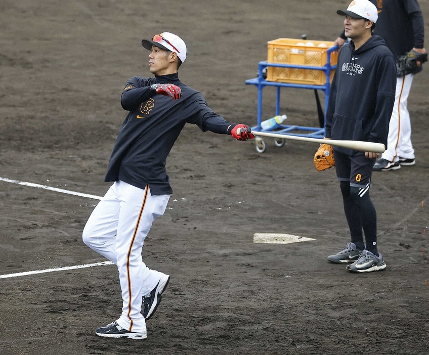 ノックをする立岡コーチ（撮影・松永　柊斗）