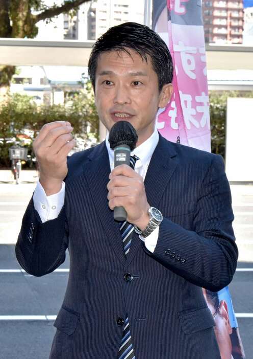 街頭演説する立憲民主党の小川淳也幹事長＝１２日、鹿児島市中央町