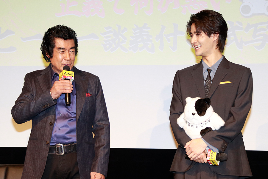 特別試写会に登壇した藤岡弘、（左）と藤岡真威人【写真：ENCOUNT編集部】