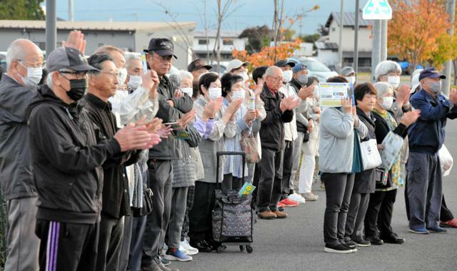 参院岩手補選の候補者の演説を聴く有権者=2024年10月26日午後4時49分、岩手県滝沢市、東野真和撮影