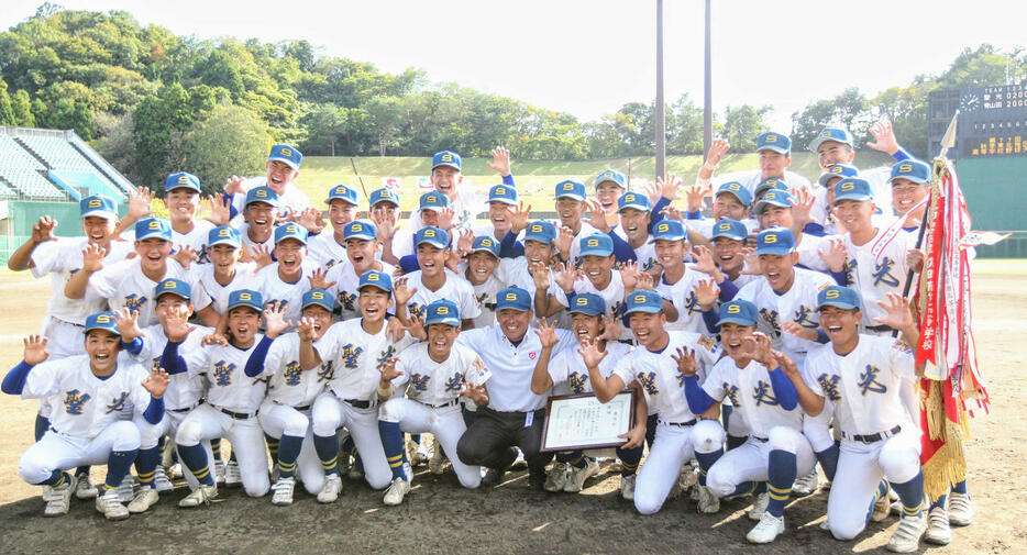 優勝した聖光学院ナインは笑顔で記念撮影（撮影・高橋香奈）