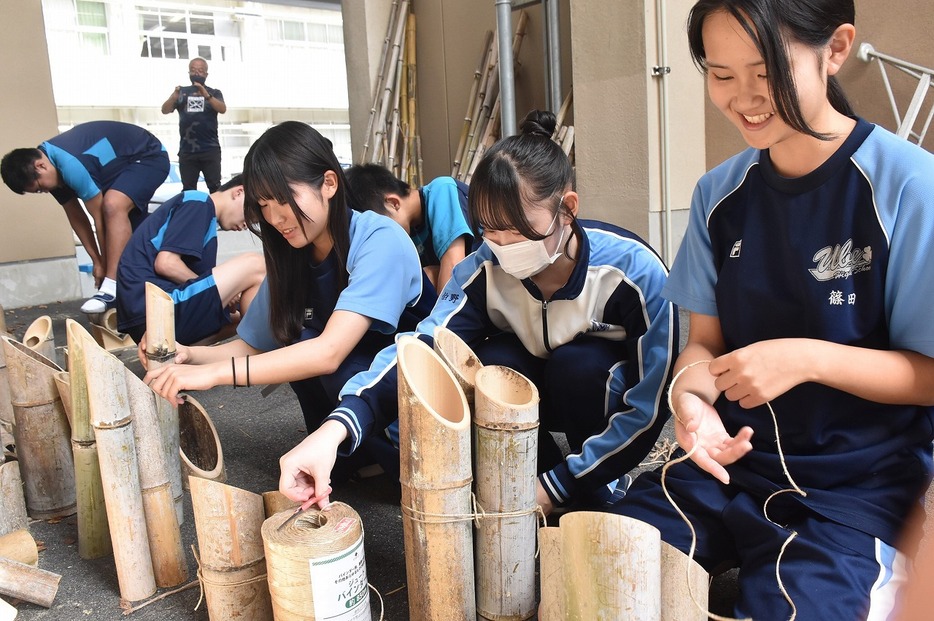 縄で竹を縛る生徒たち（宇部高で）