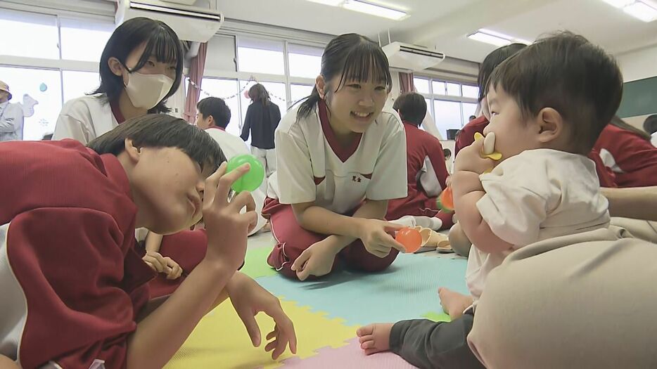 高校生が赤ちゃんと触れ合う