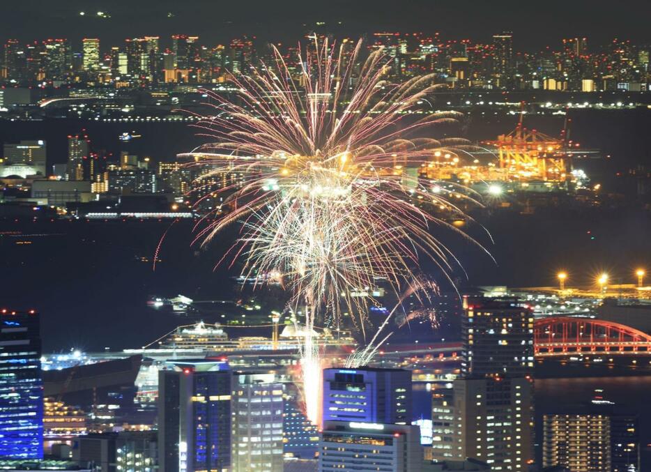 神戸から大阪に続く夜景に浮かぶ花火＝２１日夜、神戸市長田区の高取山から望む（撮影・笠原次郎）