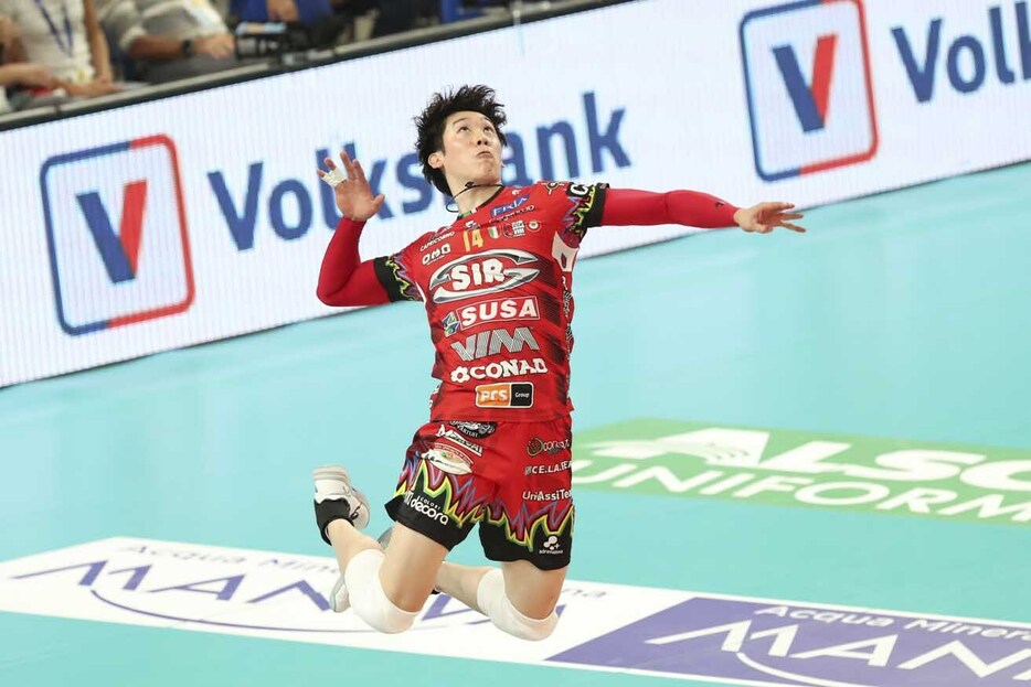 サーブを放つ石川祐希（ペルージャ）【Photo：Lega Pallavolo Serie A】