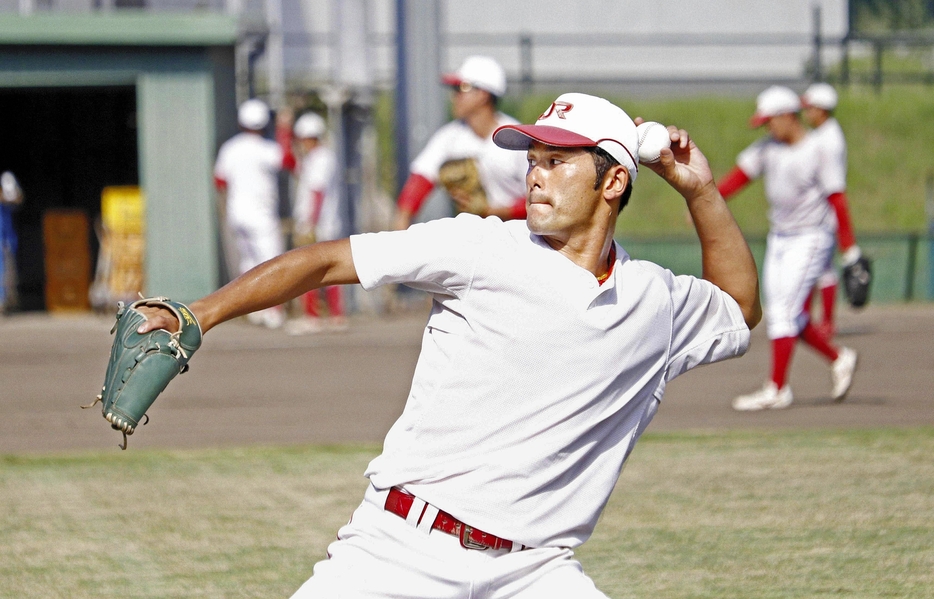 日本選手権に向けて調整する鷲崎投手（北九州市で）