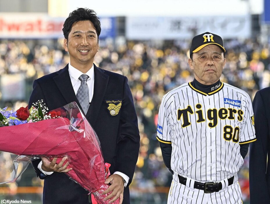 藤川球児氏（左）と今季限りで退任する岡田彰布監督 (C)Kyodo News