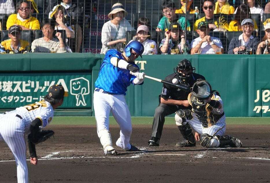 二回、無死満塁で走者一掃の適時2塁打を放つDeNA・戸柱恭孝＝甲子園球場（松永渉平撮影)