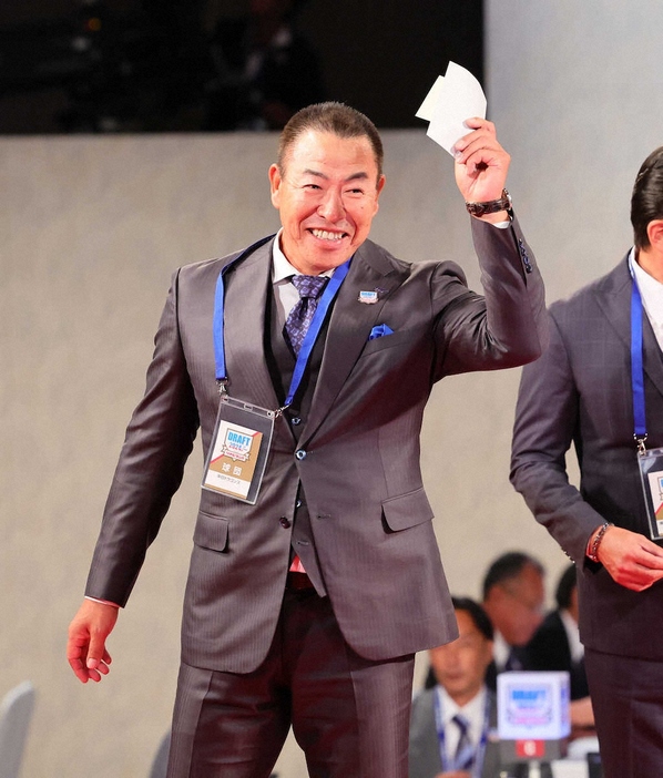 ＜2024プロ野球ドラフト会議＞関西大・金丸の交渉権を引き当てガッツポーズする中日・井上監督（撮影・尾崎　有希）