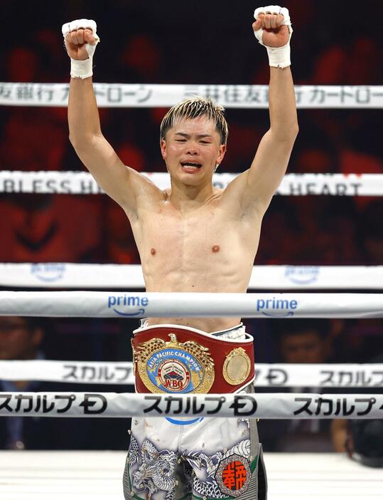 WBOアジア・パシフィック・バンタム級王座決定戦で判定勝ちしガッツポーズする那須川天心＝有明アリーナ