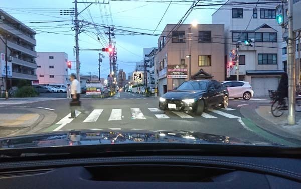 薄暮に集中する交通死亡事故は10月～12月に急増（写真はイメージ）