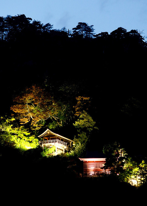 暮れゆく中で五大堂などがライトアップされている宝珠山立石寺＝山形市山寺