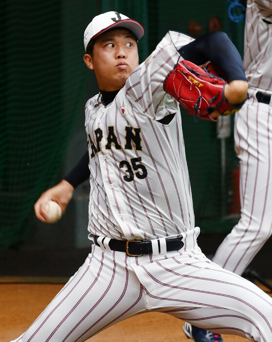 １１月開催の野球の国際大会プレミア１２に臨む日本代表「侍ジャパン」は３１日、宮崎市の清武総合運動公園で事前合宿を行い、先発投手の一角として期待される才木（写真）のほか、早川、北山がブルペンに入った。