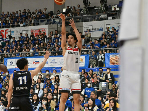 FG成功率87.5％をマークした吉井（中央）［写真］＝B.LEAGUE