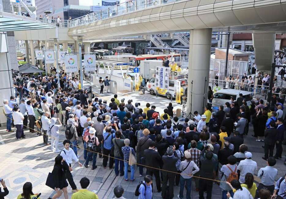 衆院選に立候補した候補者の街頭演説に耳を傾ける聴衆＝15日、東京都八王子市（桐原正道撮影、写真は加工してあります）